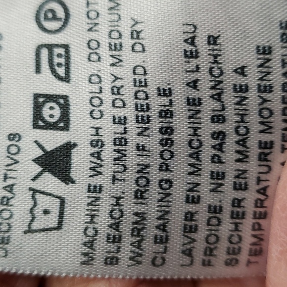 DENIZEN LEVIS MODERN SHORTS. Size 6, waist 28. Inseam 4". - Picture 9 of 10